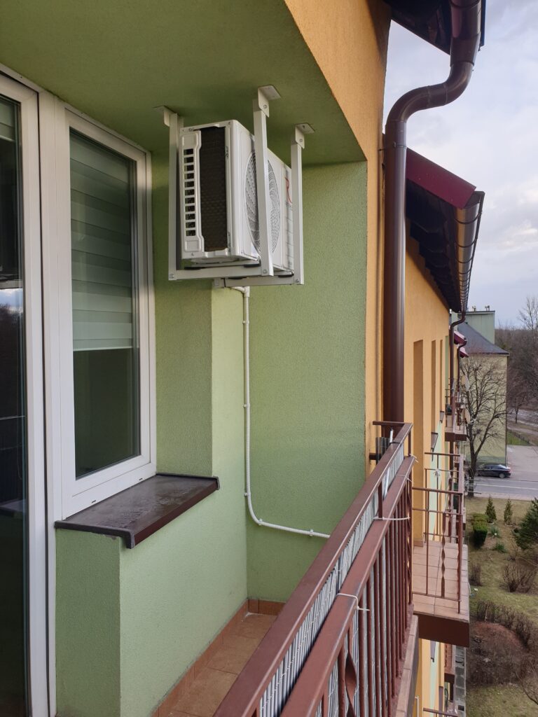 Jednostka zewnętrzna — montaż na balkonie w mieszkaniu w bloku