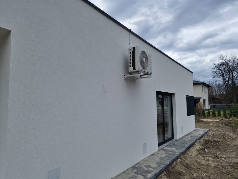 Montaż klimatyzatora zewnętrznego Rotenso na budynku usługowym