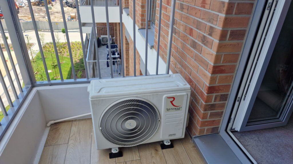 Montaż klimatyzatora zewnętrznego Rotenso na balkonie