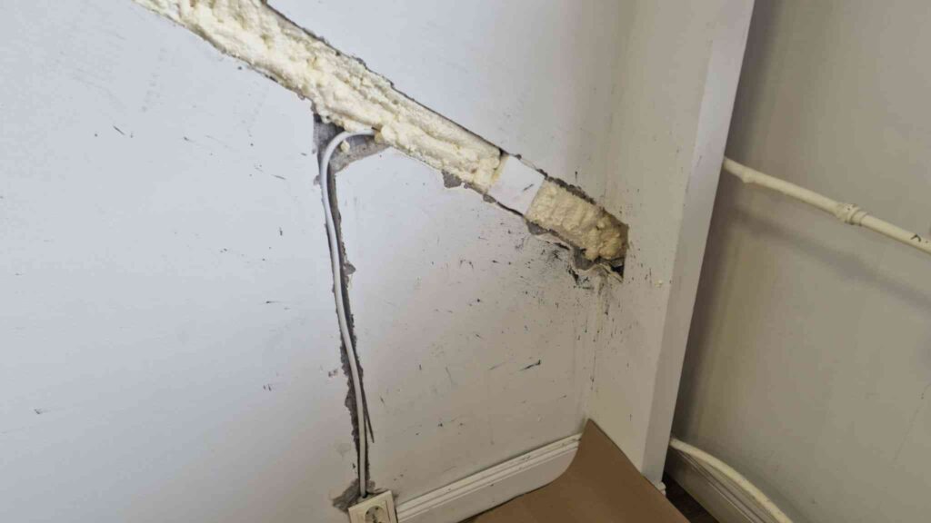 Orurowanie i okablowanie klimatyzacji schowane w bruzdach wykutych w ścianie