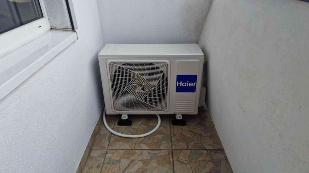 Montaż klimatyzatora zewnętrznego na balkonie w bloku