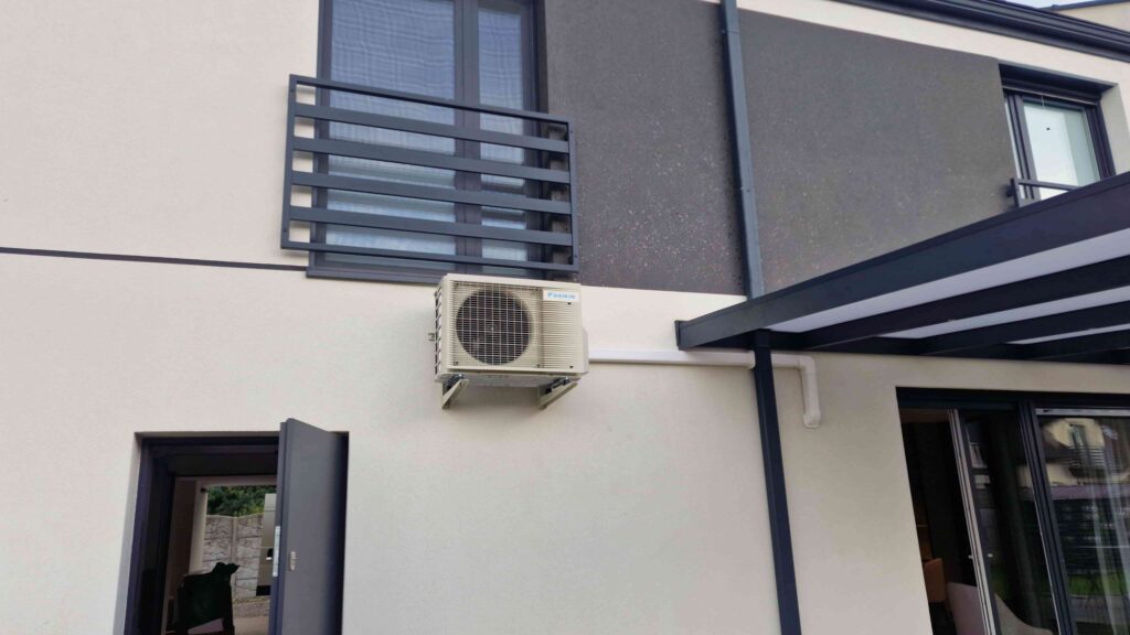 Montaż klimatyzacji Daikin Emura w domu szeregowym w Gliwicach