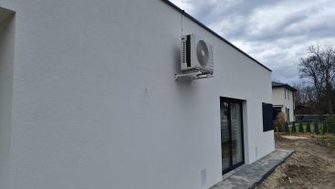 20230323_155319 Montaż klimatyzatora zewnętrznego Rotenso na budynku usługowym